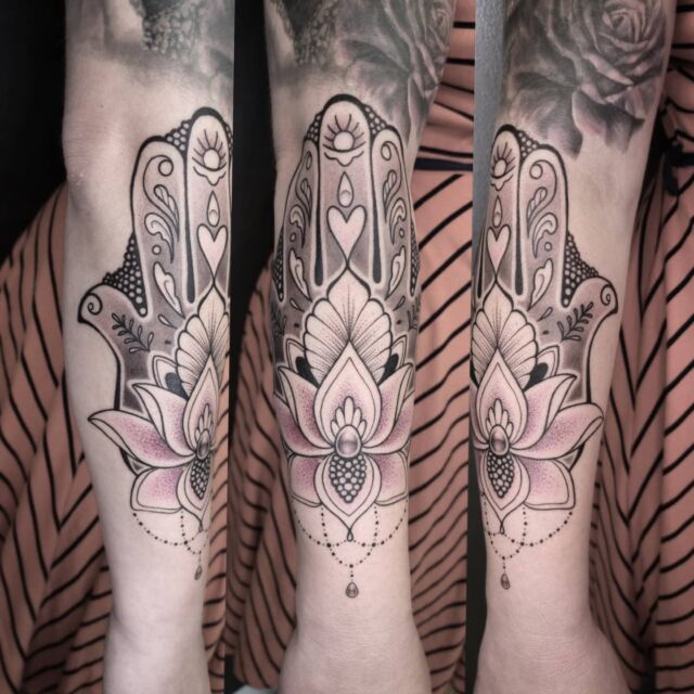 #lotus #hamsa #tatuointi
#artelysior #tpartcollective #hyvinkää 
#lotustattoo #hamsatattoo
